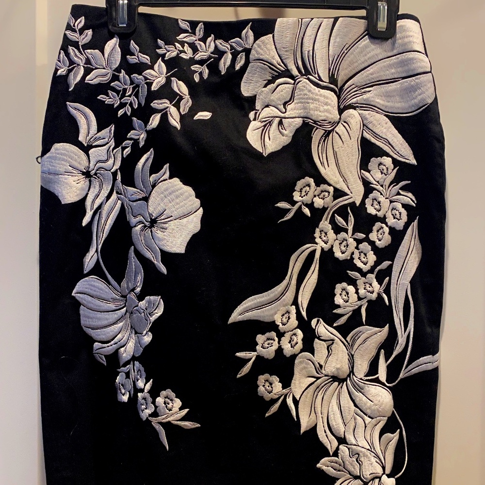 NWT Black & White Embroidered Floral Pencil Skirt